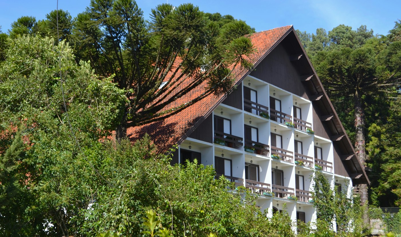 Hotel cercado de araucárias perto do Lago Negro, em Gramado